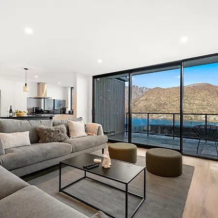 Contemporary & Picturesque - 4 Bedroom House